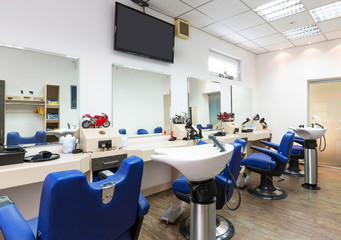 Stühle und Waschplatz in einem Friseursalon