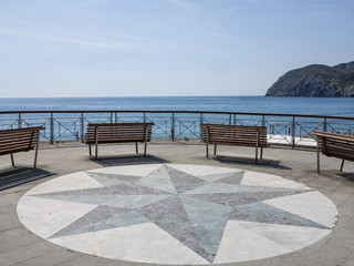 Panchine sul lungo mare