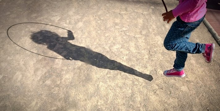 Ni&ntilde;a saltando a la comba