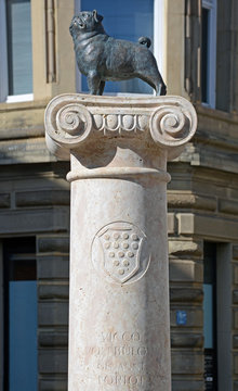 Stuttgart, Loriot S&auml;ule mit Mops 