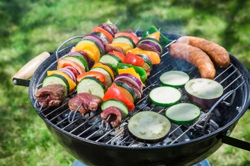 Fototapete Grill / Barbecue Braten von frischem Gemüse und rotem Rindfleisch mit Kräutern im Garten