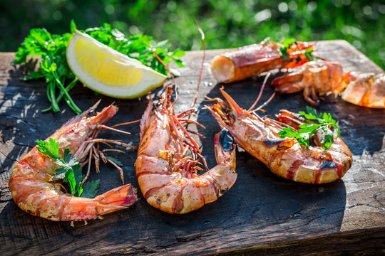 Fresh shrimps with lemon and parsley served in garden
