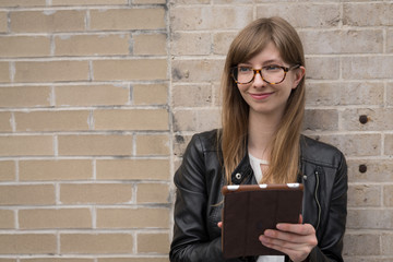 Young caucasian woman in city using tablet pc