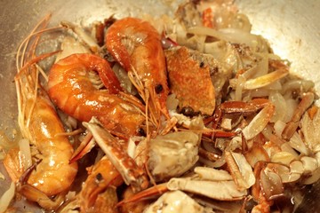 Shrimp curry - Fried shrimp with curry powder in pan