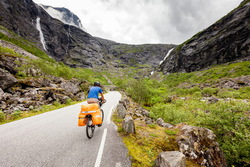 Man travels to Trollstigen pass by bicycle