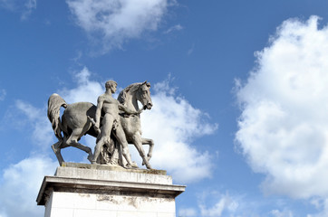 Obraz premium Statue d'un guerrier Romain sur le pont d'Iéna à Paris