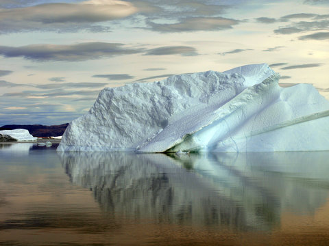 sich drehender Eisberg im Wasser, Abendstimmung, Grönland