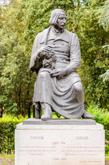 Obraz premium Bronze statue of Nikolai Vasilievich Gogol in Villa Borghese Par