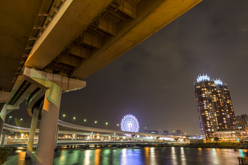 お台場の高架と観覧車の夜景