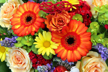 Bunter Blumenstrauß mit Rosen und Gerbera