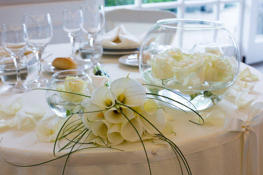 Fiori bianchi su tavolo apparecchiato per pranzo di nozze