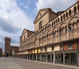 Fototapeta na wymiar Kathedrale von Ferrara, Loggia dei Merciai, Italien