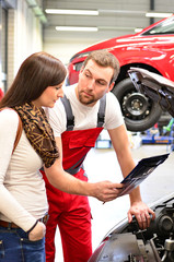 Beratungsgespräch in einer Autowerkstatt