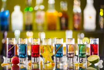Store enrouleur tamisant Bar Variation of hard alcoholic shots on bar counter