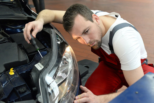 Automechaniker // 
mechanic repaired light on the car