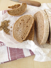 Selbst gebackenes Bauernbrot mit Koriander