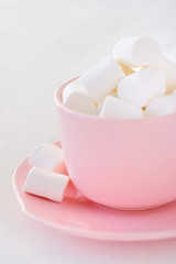 Fototapeta na wymiar Marshmallow with pink dishes