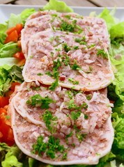 museau de porc,fromage de tête,à l’échalote et crudités