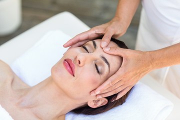 Fototapeta na wymiar Brunette receiving head massage