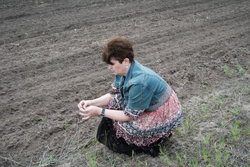 женщина на поле
