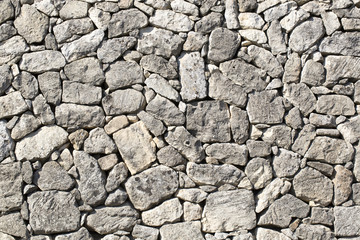 Muro a secco con pietre e rocce