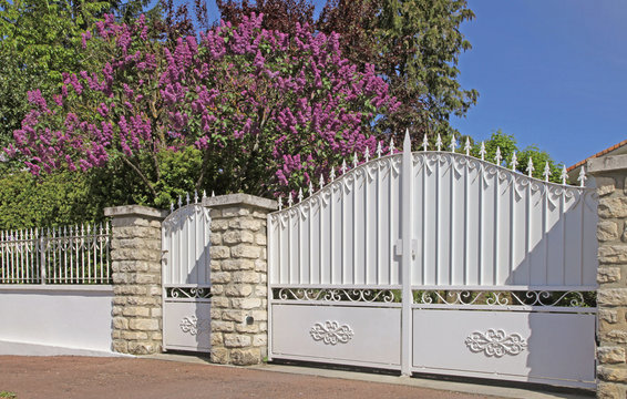 Portail m&eacute;tallique d'une maison