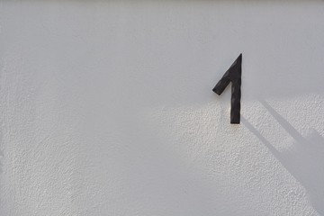 Hausnummer an der Fassade eines Hauses