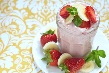 Overnight oatmeal smoothie with strawberry and banana