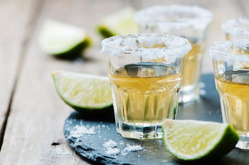 Gold tequila with lime and salt - obrazy, fototapety, plakaty