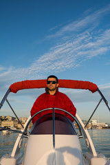Kapitän auf einem Schlauchboot, Mann, der ein aufblasbares Motorboot fährt