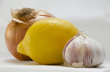 Ajos, limón y cebolla