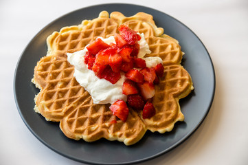 Waffel mit Erdbeeren und Sahne
