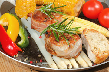 Gegrillte Schweinemedaillons, Spargel, Paprika, Tomaten
