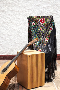Guitarra,caj&oacute;n y mant&oacute;n de manila para la feria en Andaluc&iacute;a