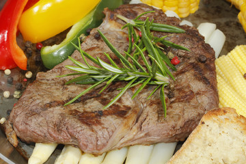 Gegrilltes Rindersteak, Spargel, Paprika, Tomaten