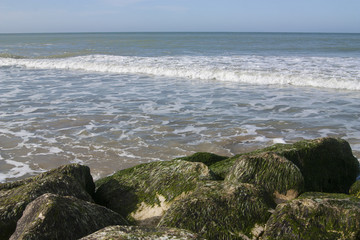 Sous les rochers, la mer