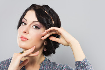 Obraz premium Beautiful brunette on a gray background