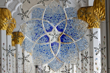 Dettaglio finestra a mosaico della grande moschea di Abu Dhabi.
