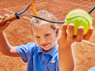 Fototapety  Dziecko z rakietą i piłką na korcie tenisowym