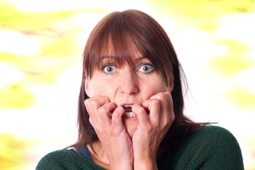 vor Angst und Panik an den Nägeln knabbern