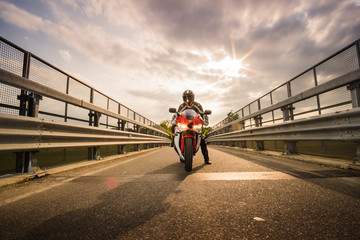 Moto da strada vicino al guard rail pronta alla partenza