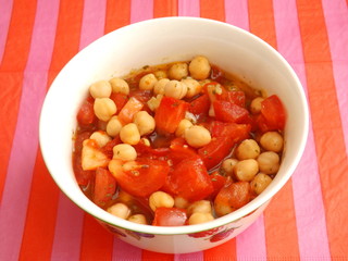 Tomatensalat mit Kichererbsen