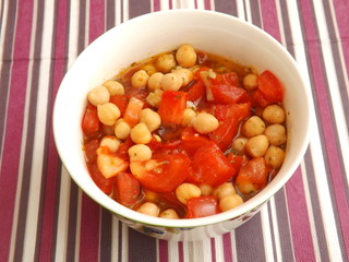 Tomatensalat mit Kichererbsen