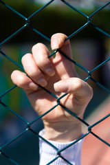 Frau hinter Gittern