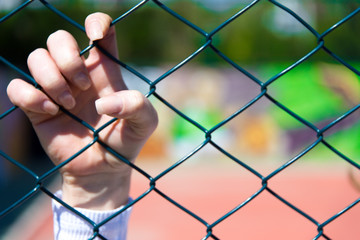 Frau hinter Gittern