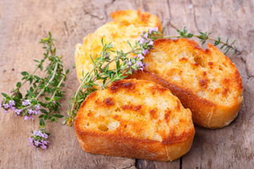 Frisch geröstetes Weißbrot und Kräuter