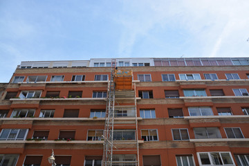 elevador de carga en la fachada de un edificio