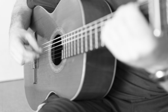 Tocando la guitarra