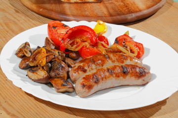 Gegrillte Bratwürste, Pilze, Tomaten, Paprika, Zwiebeln