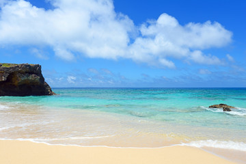 南国の美しいビーチと紺碧の空

